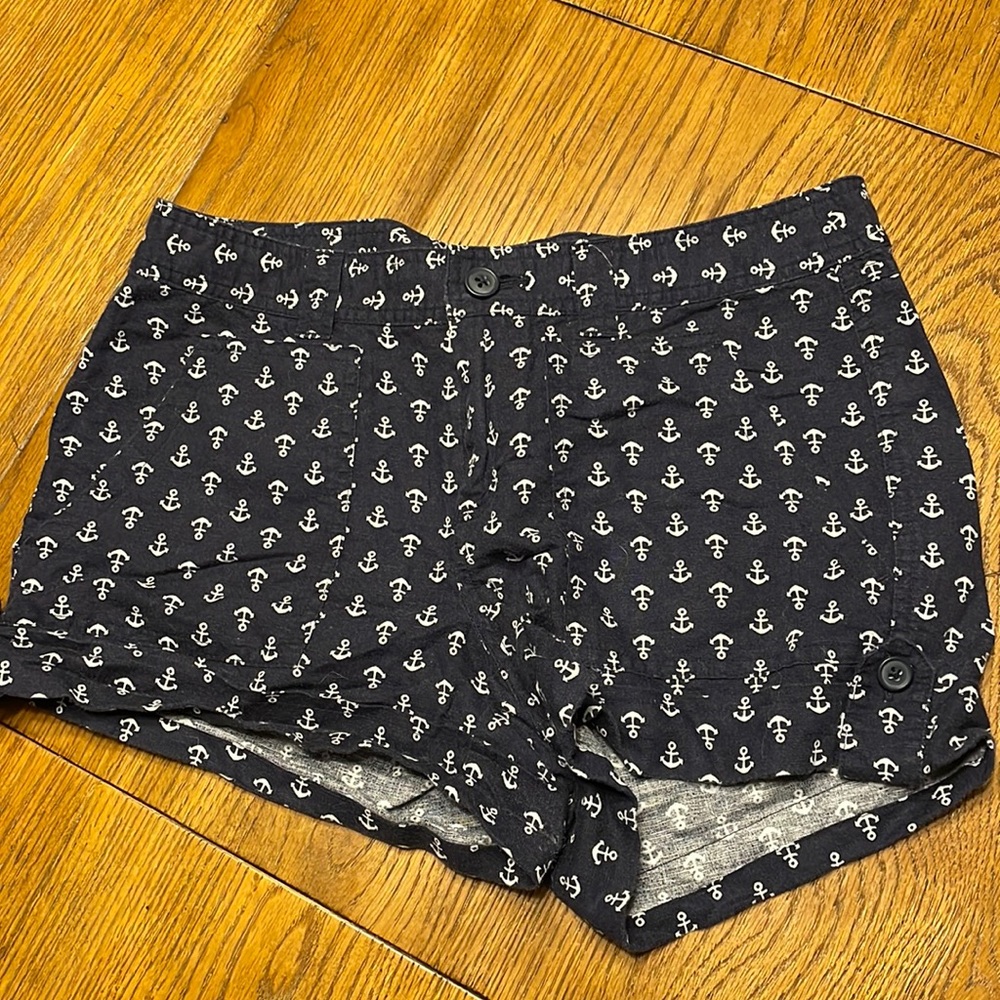 Womens shorts, gap size 2, linen feel, cuff and button detail. EUC.